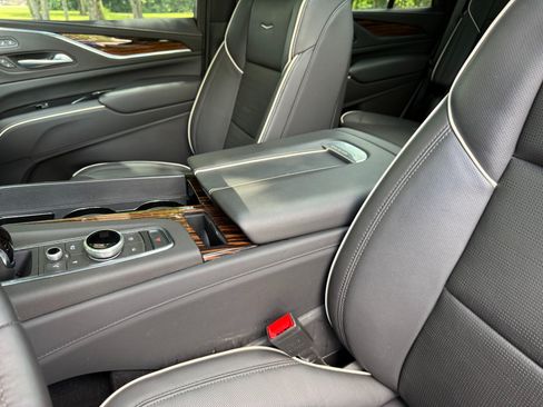 Used 2024 Cadillac Escalade Premium Luxury AWD/4WD image 27