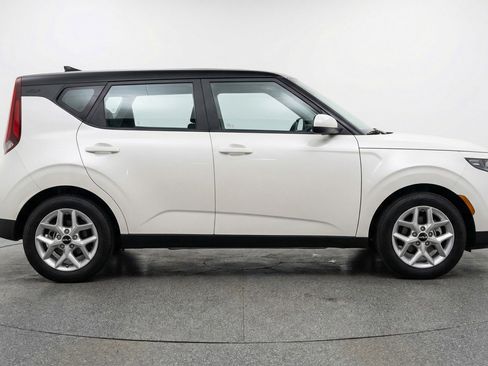 Used 2025 Kia Soul LX w/ LX Technology Package FWD image 11