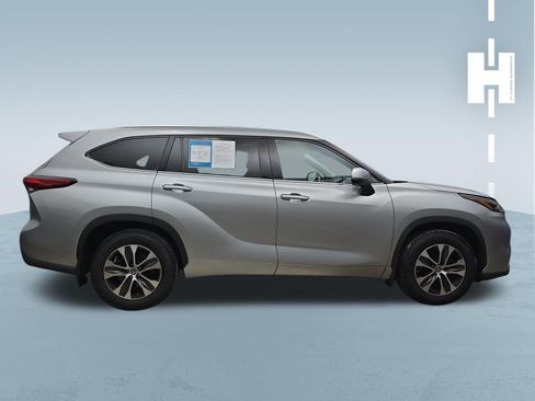 Used 2020 Toyota Highlander XLE FWD image 3