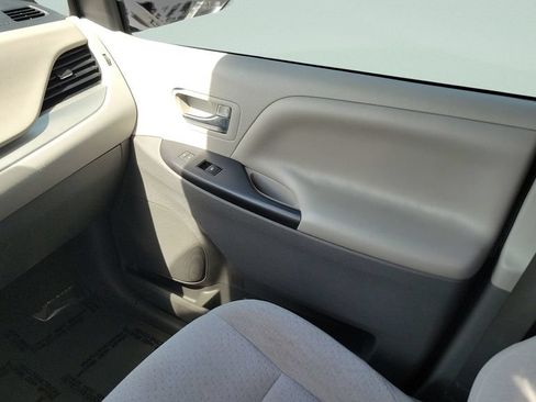 Used 2020 Toyota Sienna LE FWD image 13