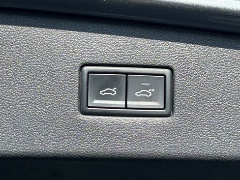 Used 2018 Volkswagen Tiguan SEL Premium w/ 3rd Row Seat Package image 30