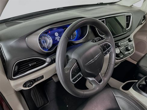 Used 2023 Chrysler Pacifica Touring-L FWD image 23