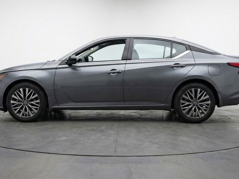 Used 2025 Nissan Altima 2.5 SV image 5