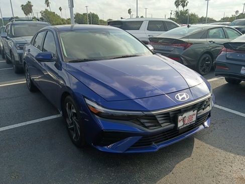 Used 2025 Hyundai Elantra Limited FWD image 3