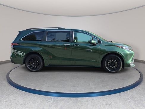 Used 2022 Toyota Sienna XLE image 5