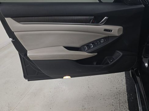 Used 2018 Honda Accord Touring image 9
