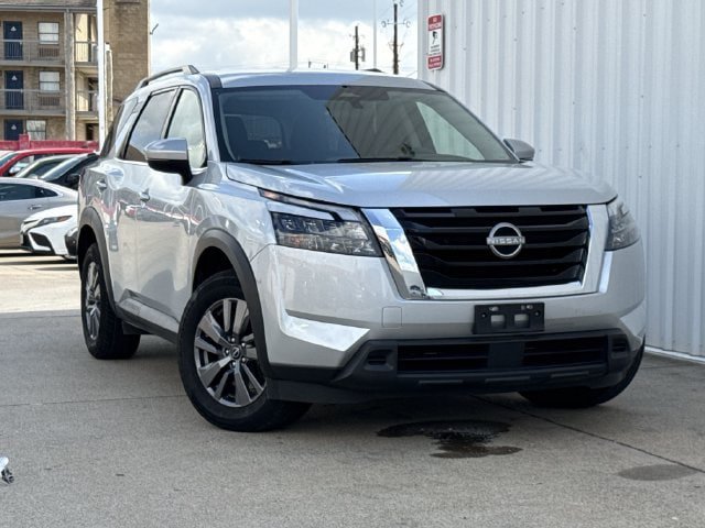Used 2025 Nissan Pathfinder SV FWD image 2