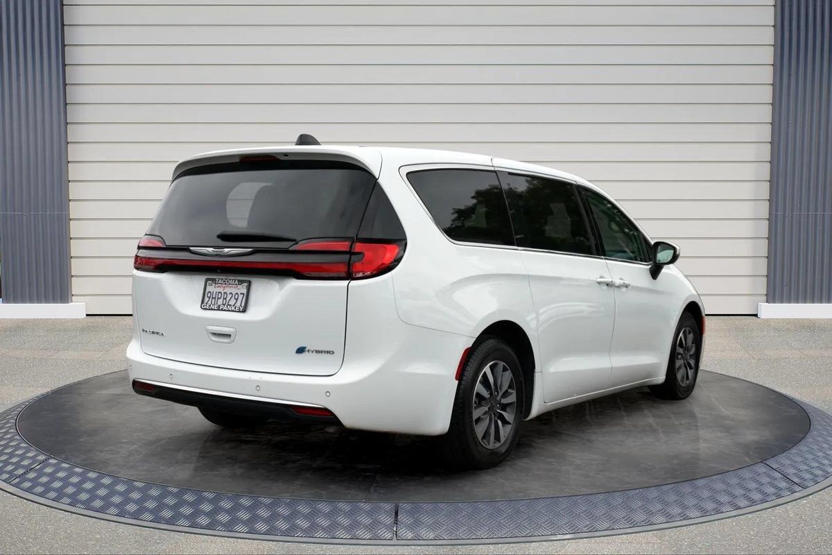 Used 2023 Chrysler Pacifica Touring-L FWD image 7