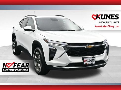 Used 2025 Chevrolet Trax LT FWD image 1