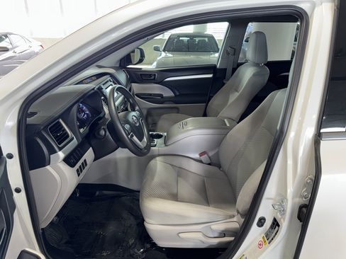 Used 2019 Toyota Highlander LE FWD image 18