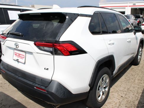 Used 2019 Toyota RAV4 LE FWD image 10