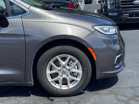 Used 2023 Chrysler Pacifica Touring-L FWD image 38