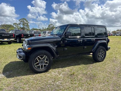 Used 2025 Jeep Wrangler Sahara image 7