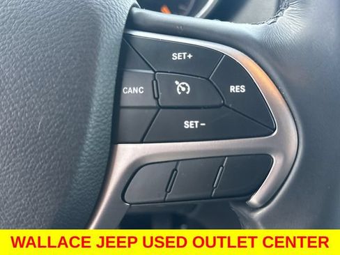 Used 2019 Jeep Grand Cherokee Laredo AWD/4WD image 25