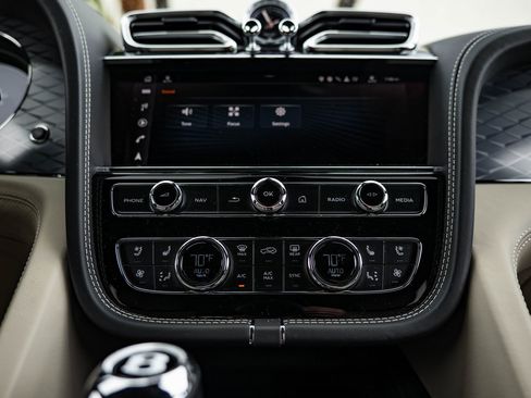 Used 2022 Bentley Bentayga image 35