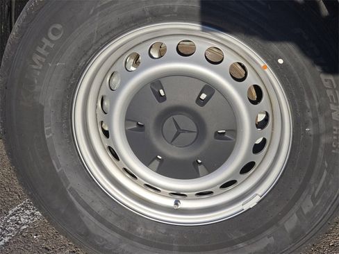 Used 2025 Mercedes-Benz Sprinter 2500 image 7