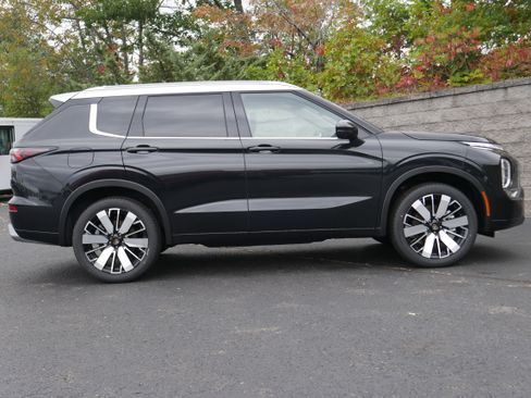 Used 2025 Mitsubishi Outlander AWD image 8