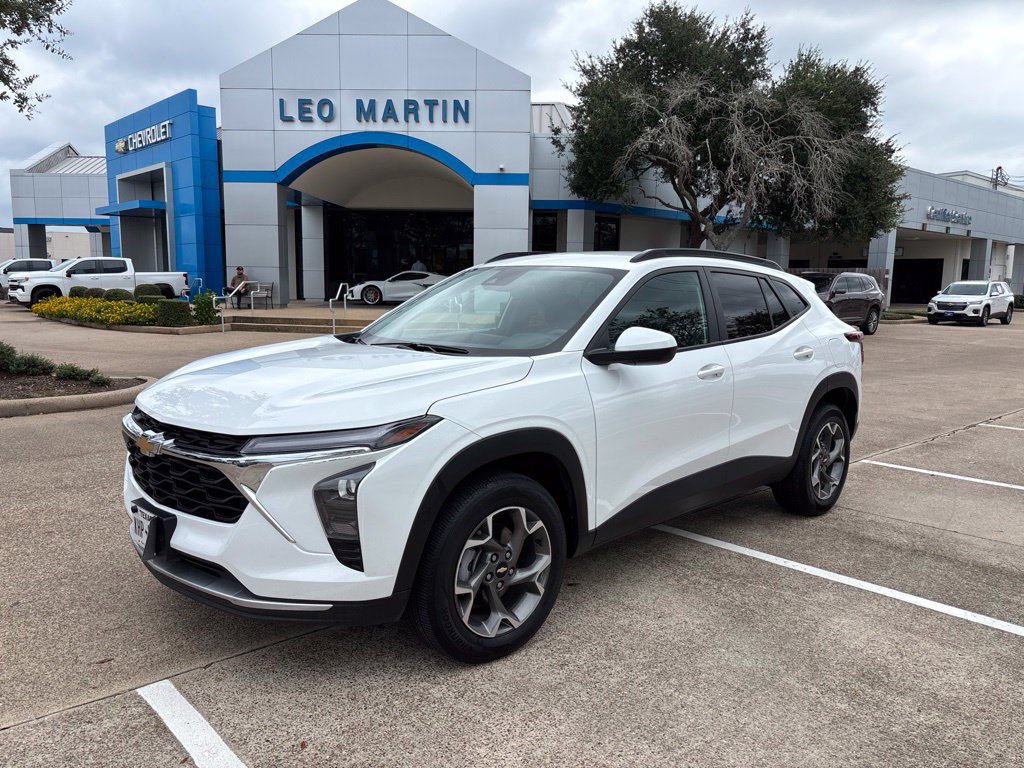 Used 2026 Chevrolet Trax LT FWD image 1