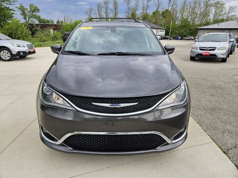 Used 2019 Chrysler Pacifica Touring-L FWD image 2