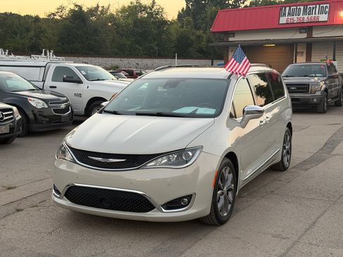 Used 2020 Chrysler Pacifica Limited w/ Tire & Wheel Group FWD image 1