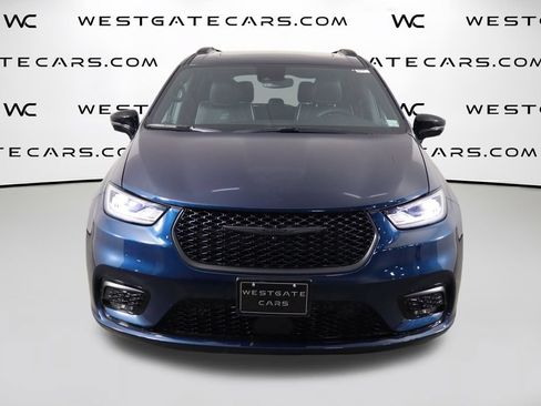 Used 2025 Chrysler Pacifica Limited FWD image 2