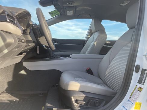 Used 2024 Toyota Camry SE image 12