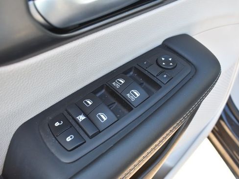 Used 2024 Chrysler Pacifica Touring-L FWD image 12