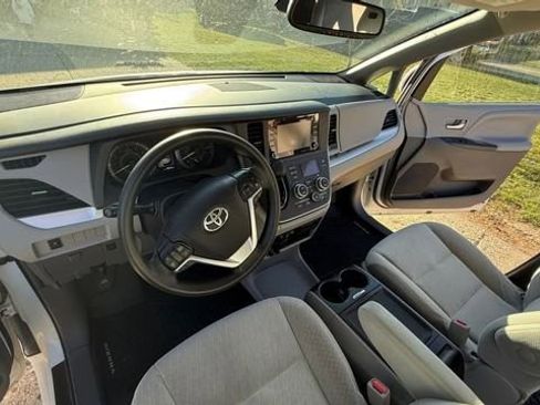 Used 2019 Toyota Sienna LE image 11