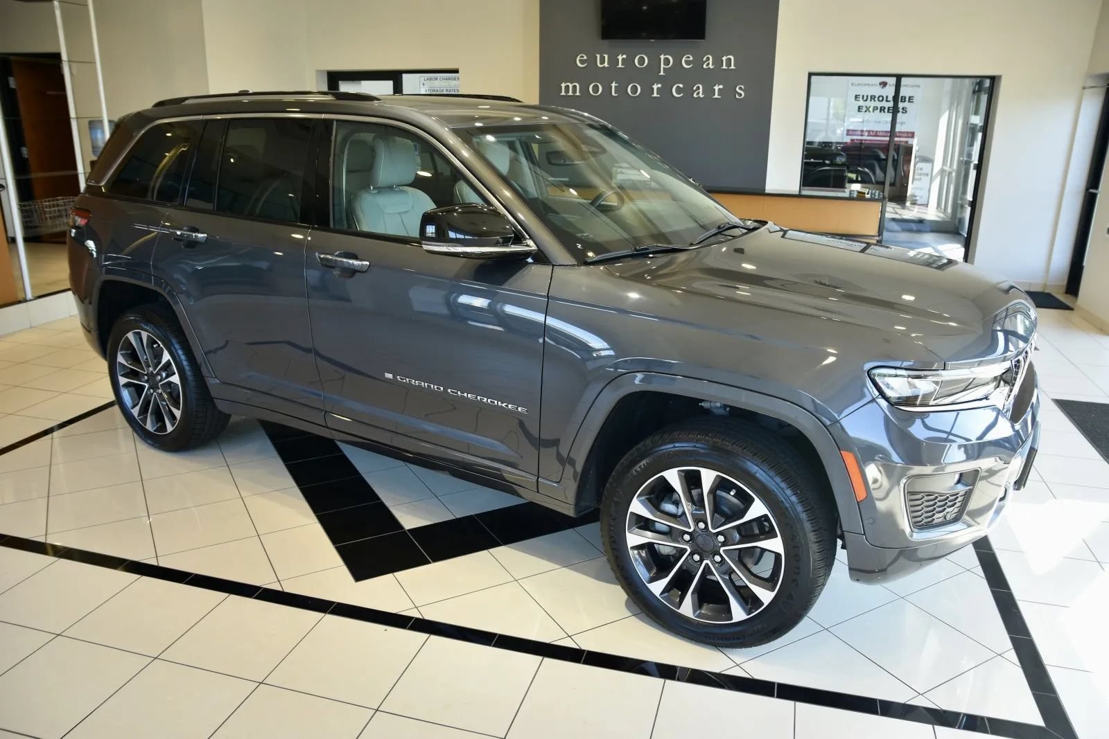 Used 2022 Jeep Grand Cherokee Overland AWD/4WD image 7