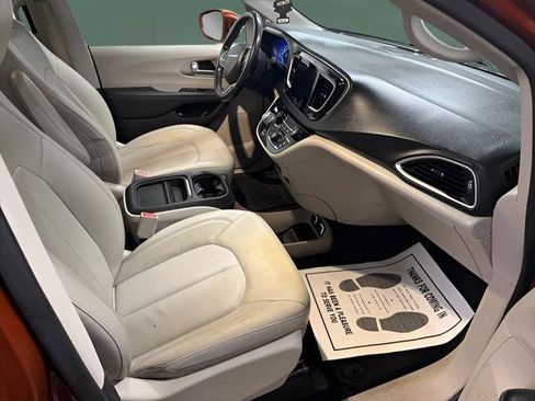 Used 2018 Chrysler Pacifica Touring-L FWD image 19