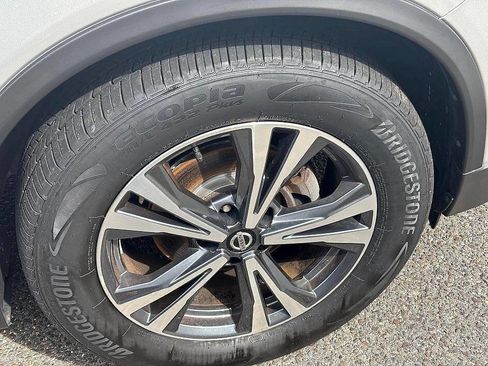 Used 2019 Nissan Rogue SV w/ Premium Package image 11