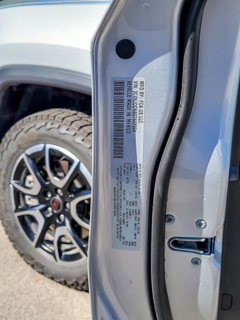 Used 2025 Jeep Compass Trailhawk AWD/4WD image 30