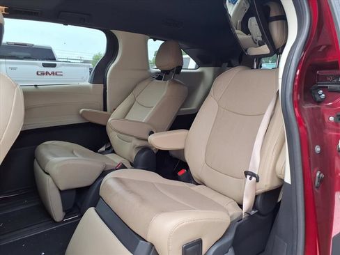 Used 2022 Toyota Sienna Limited FWD image 10