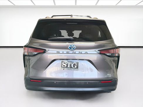 Used 2021 Toyota Sienna XLE FWD image 5