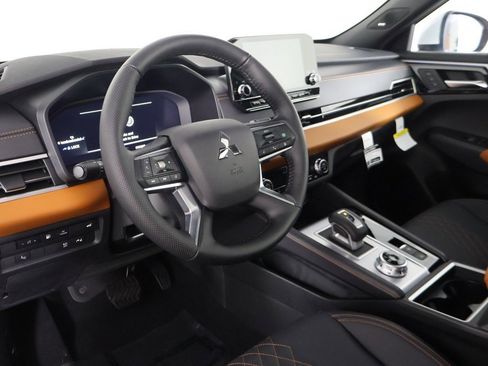 New 2025 Mitsubishi Outlander SEL image 32