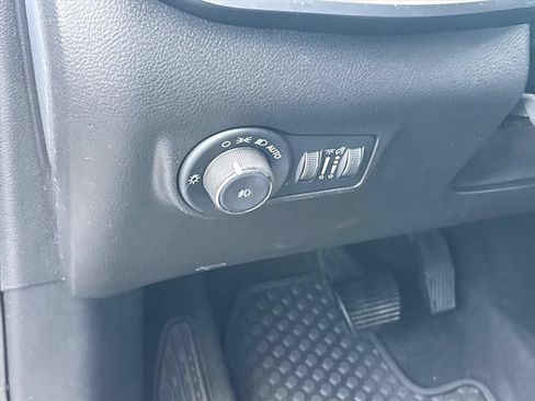 Used 2025 Jeep Compass Latitude w/ Sun & Sound Group AWD/4WD image 7