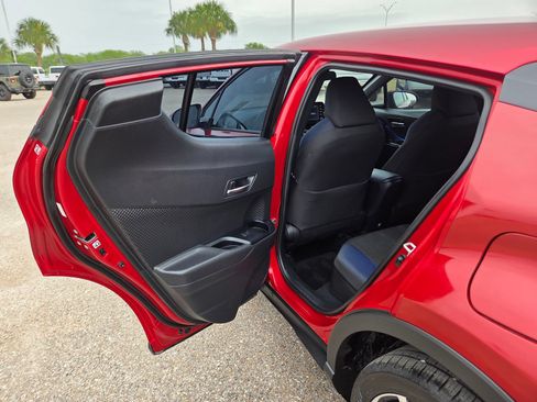 Used 2022 Toyota C-HR XLE FWD image 13
