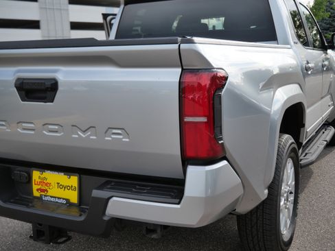 Certified 2024 Toyota Tacoma SR5 AWD/4WD image 18