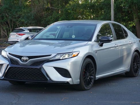 Used 2019 Toyota Camry SE FWD image 1