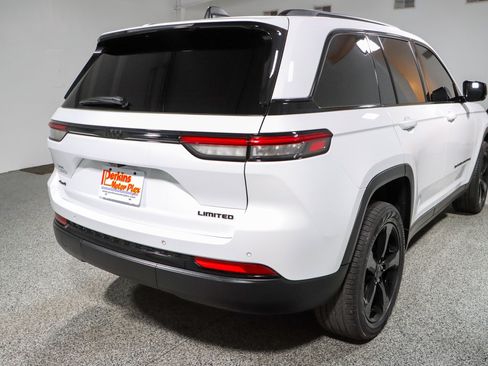 Used 2023 Jeep Grand Cherokee Limited w/ Black Appearance Package AWD/4WD image 7