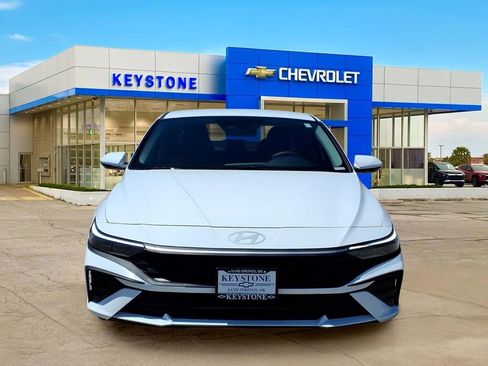 Used 2026 Hyundai Elantra SE FWD image 2