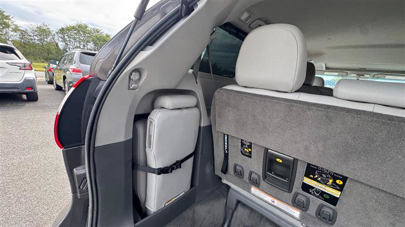 Used 2017 Toyota Sienna XLE w/ XLE Navigation Package FWD image 38