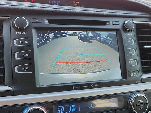 Used 2017 Toyota Highlander SE image 16