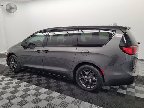 Used 2019 Chrysler Pacifica Touring Plus w/ S Appearance Package FWD image 3