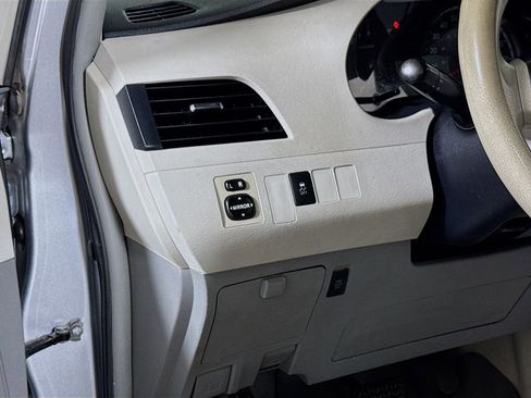 Used 2011 Toyota Sienna LE FWD image 8