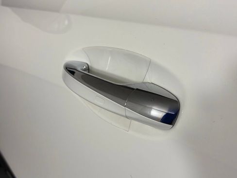 Used 2021 Mercedes-Benz GLB 250 w/ Premium Package image 12