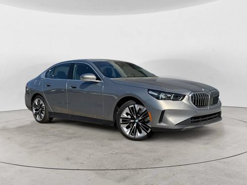 Used 2025 BMW 530i xDrive w/ Premium Package AWD/4WD image 3