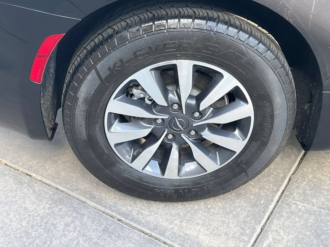 Used 2022 Chrysler Pacifica Touring-L w/ Uconnect Theater Family Group FWD image 13