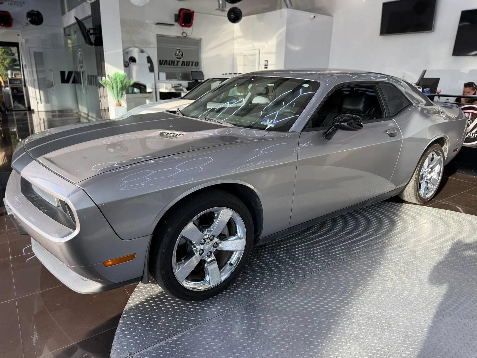 Used 2011 Dodge Challenger RWD image 2