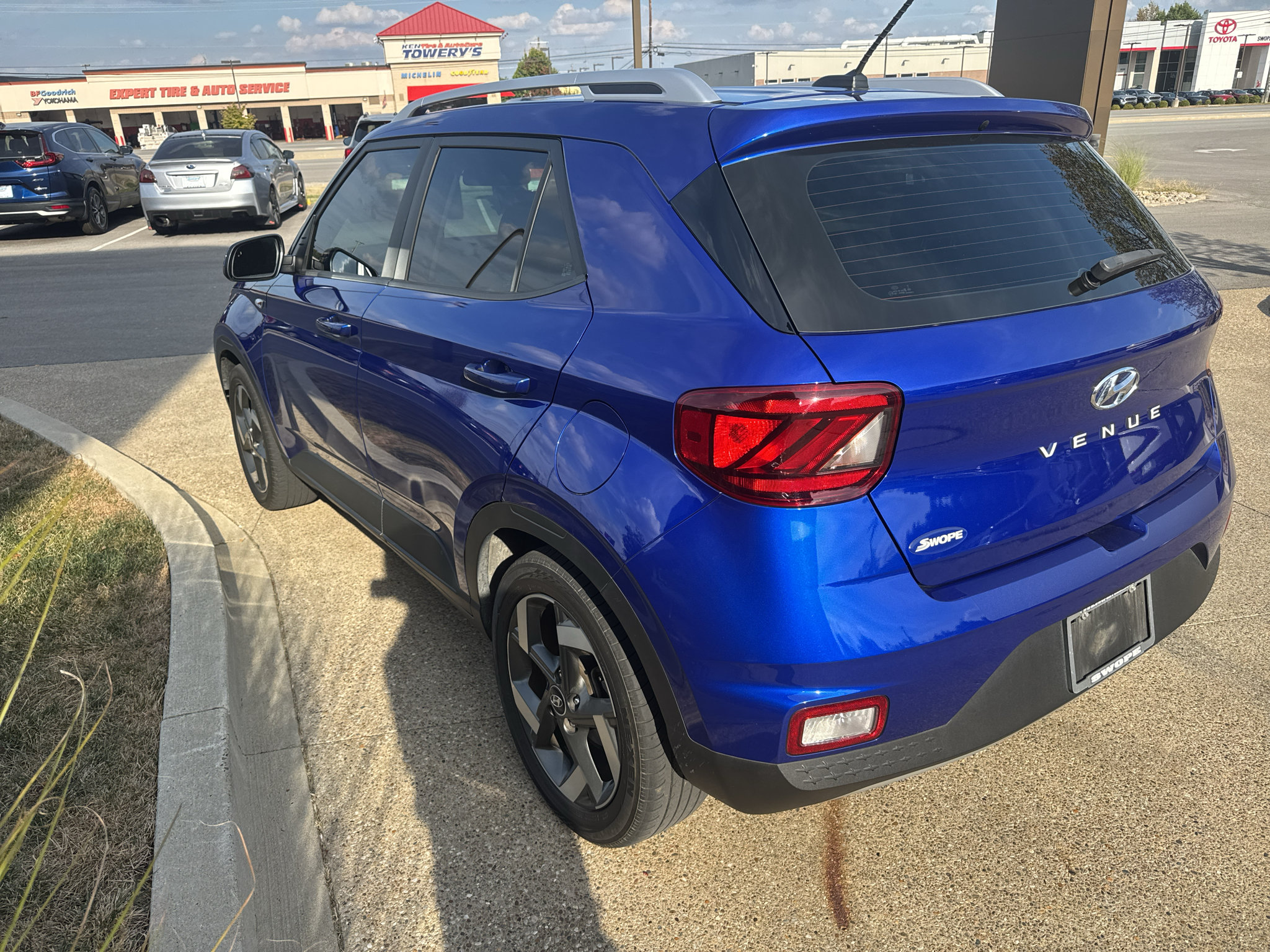 Used 2024 Hyundai Venue SEL FWD image 7